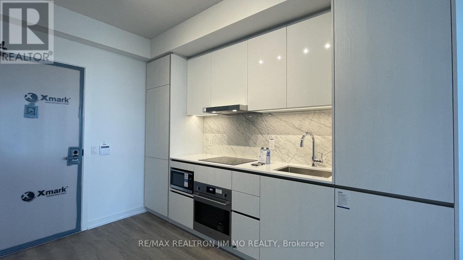 2905 - 8 Interchange Way, Vaughan, ON - Indoor Photo Showing Kitchen