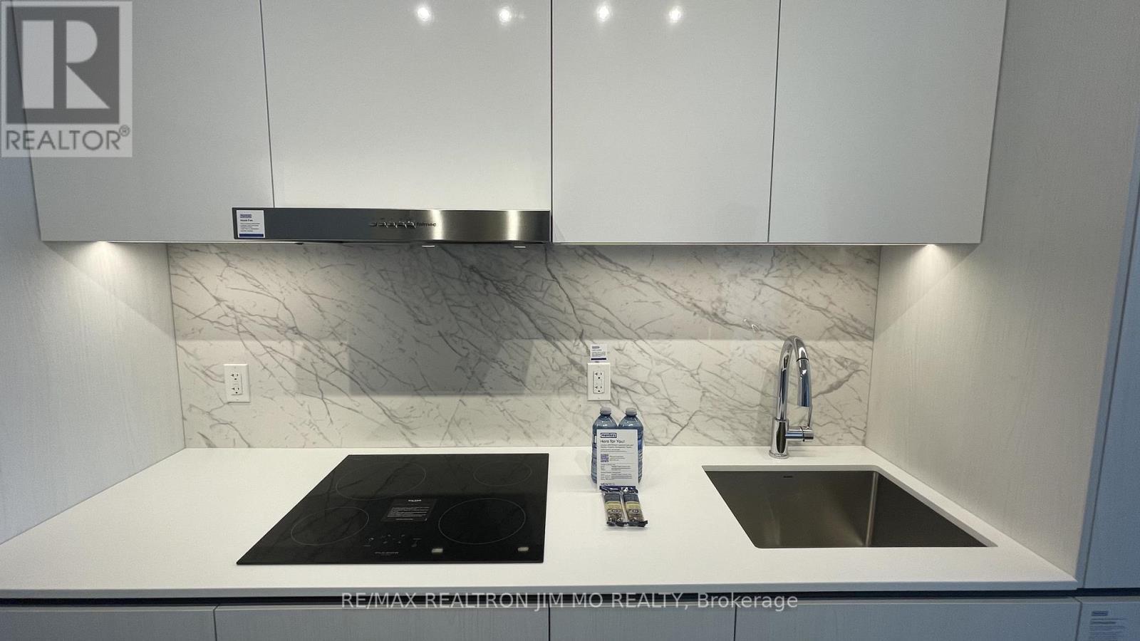 2905 - 8 Interchange Way, Vaughan, ON - Indoor Photo Showing Kitchen