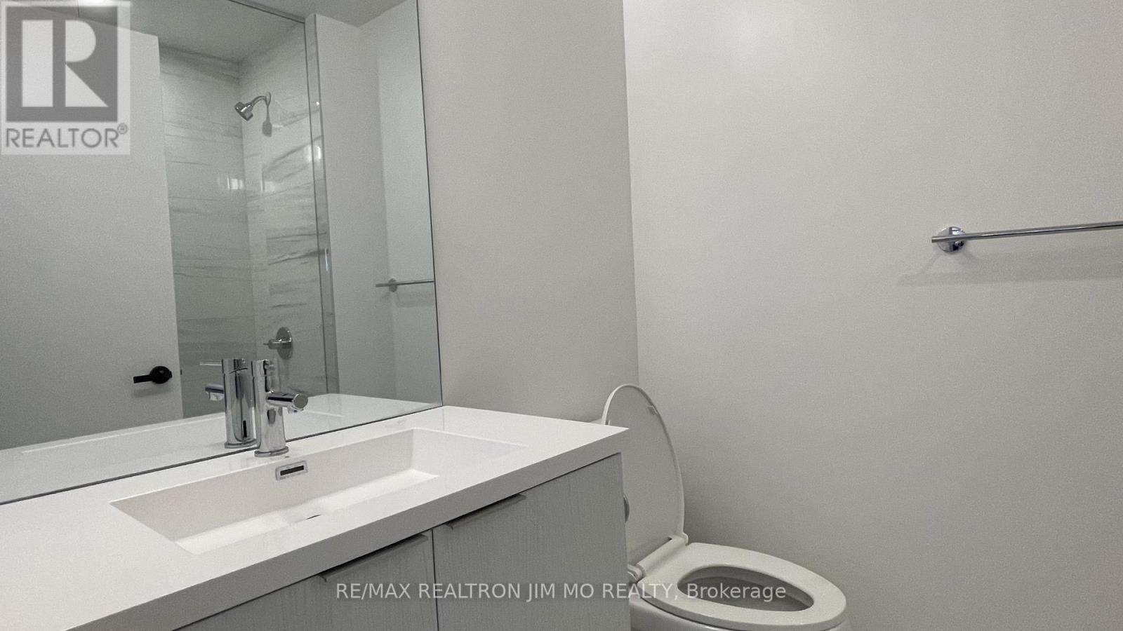 2905 - 8 Interchange Way, Vaughan, ON - Indoor Photo Showing Bathroom