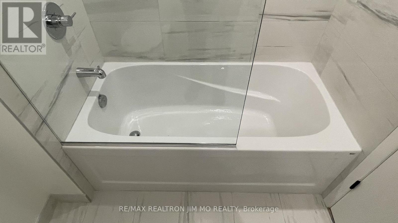 2905 - 8 Interchange Way, Vaughan, ON - Indoor Photo Showing Bathroom