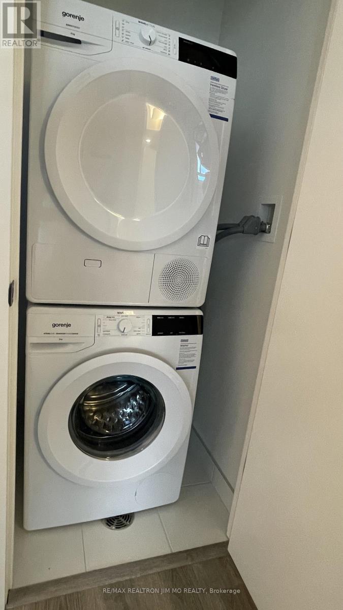 2905 - 8 Interchange Way, Vaughan, ON - Indoor Photo Showing Laundry Room