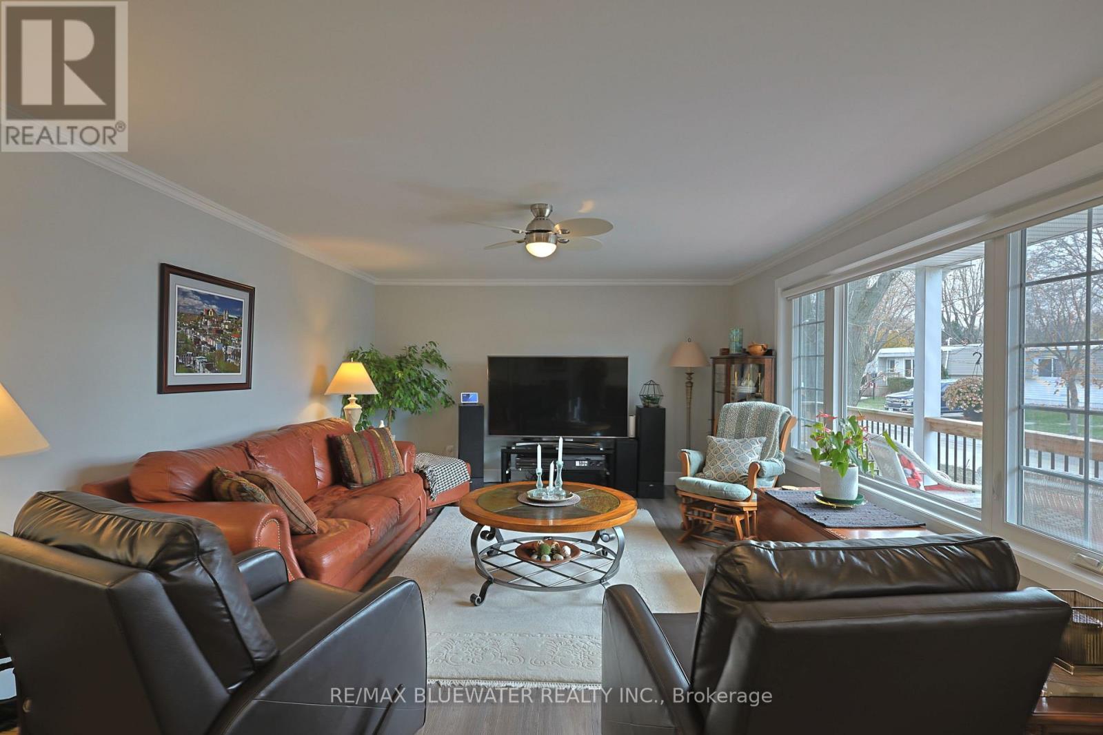 93 Shannon Boulevard, South Huron (Stephen), ON - Indoor Photo Showing Living Room