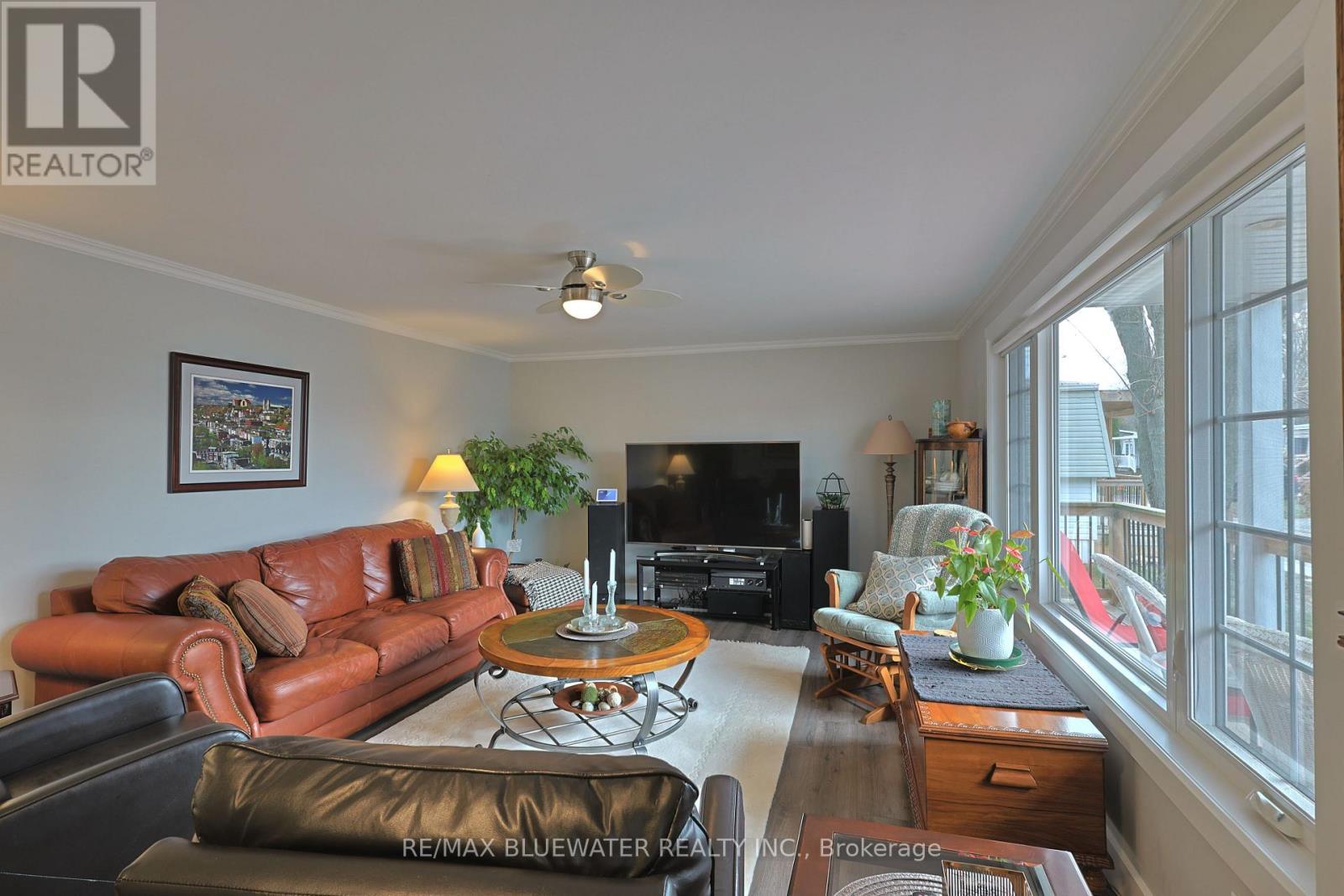 93 Shannon Boulevard, South Huron (Stephen), ON - Indoor Photo Showing Living Room