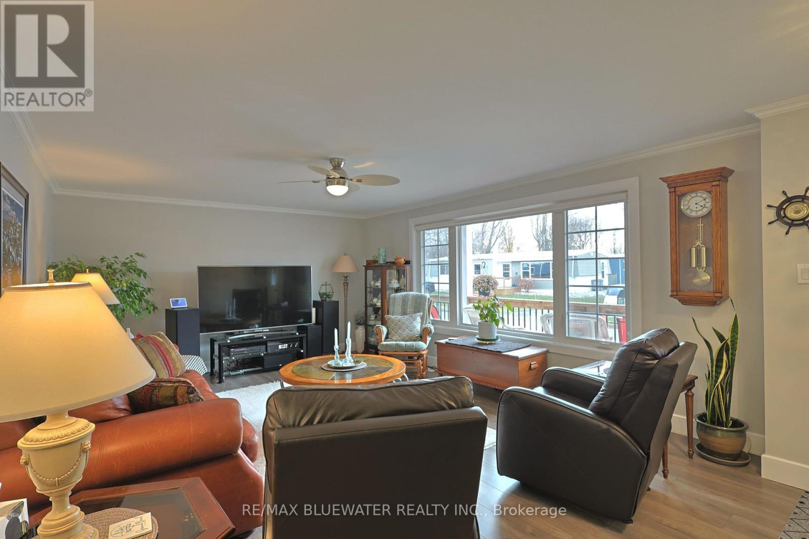 93 Shannon Boulevard, South Huron (Stephen), ON - Indoor Photo Showing Living Room