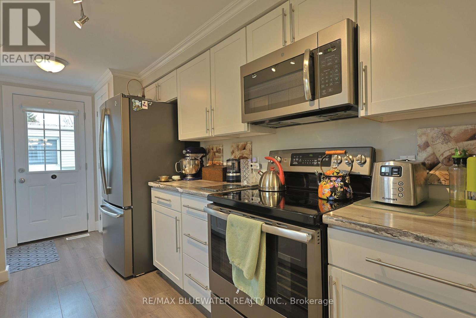 93 Shannon Boulevard, South Huron (Stephen), ON - Indoor Photo Showing Kitchen
