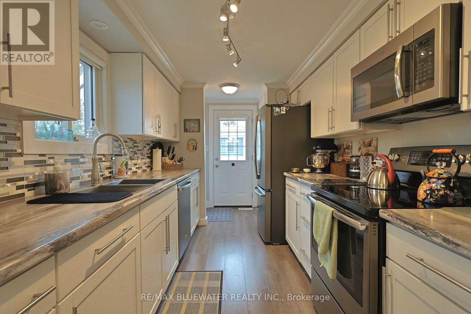 93 Shannon Boulevard, South Huron (Stephen), ON - Indoor Photo Showing Kitchen With Double Sink