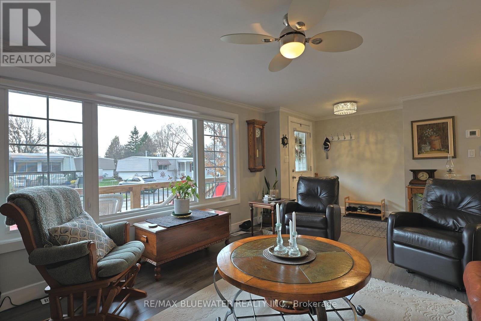 93 Shannon Boulevard, South Huron (Stephen), ON - Indoor Photo Showing Living Room
