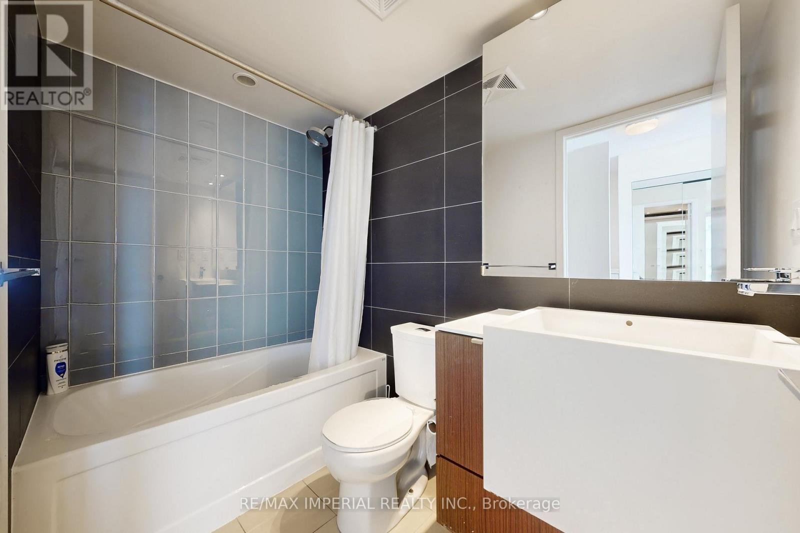 2306 - 21 Iceboat Terrace, Toronto, ON - Indoor Photo Showing Bathroom