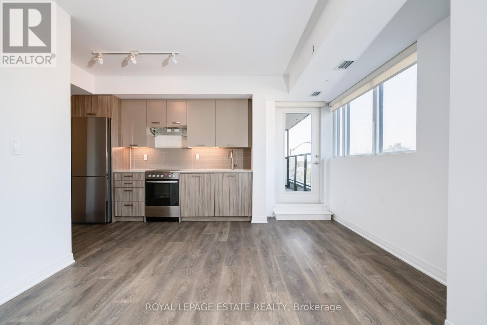 304 - 2301 Danforth Avenue, Toronto, ON - Indoor Photo Showing Kitchen