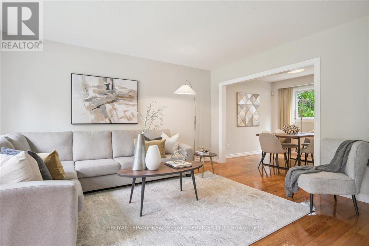 2340 Homelands Drive, Mississauga, ON - Indoor Photo Showing Living Room