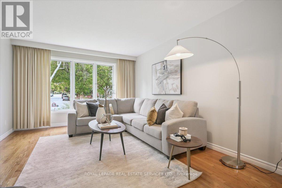 2340 Homelands Drive, Mississauga, ON - Indoor Photo Showing Living Room