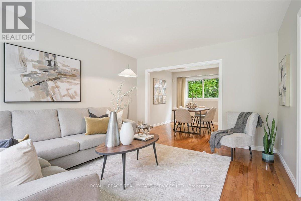 2340 Homelands Drive, Mississauga, ON - Indoor Photo Showing Living Room