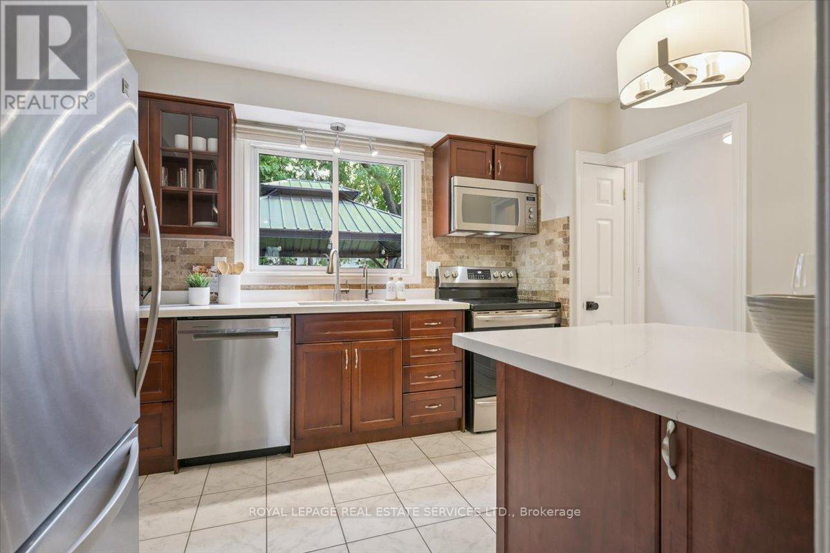 2340 Homelands Drive, Mississauga, ON - Indoor Photo Showing Kitchen With Stainless Steel Kitchen