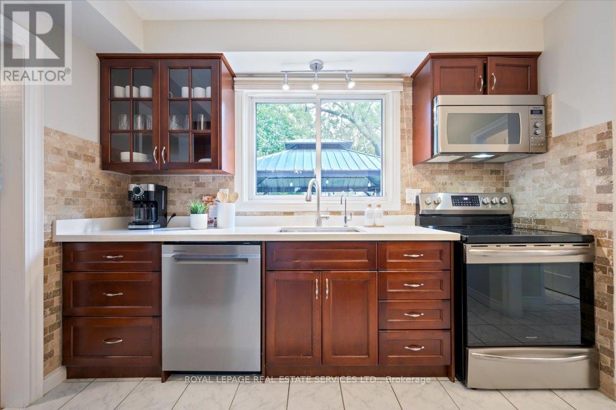 2340 Homelands Drive, Mississauga, ON - Indoor Photo Showing Kitchen