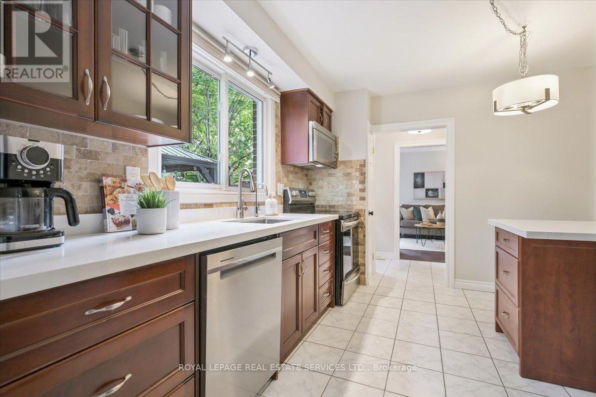 2340 Homelands Drive, Mississauga, ON - Indoor Photo Showing Kitchen