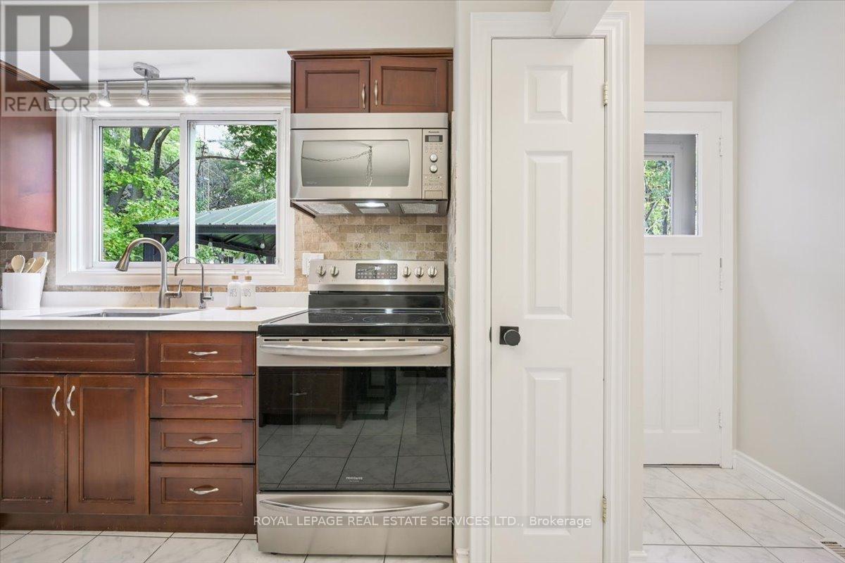 2340 Homelands Drive, Mississauga, ON - Indoor Photo Showing Kitchen