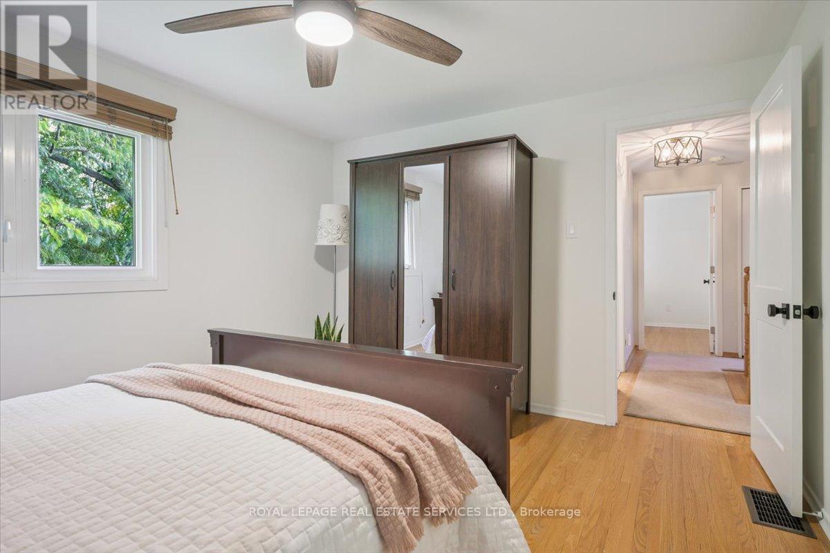 2340 Homelands Drive, Mississauga, ON - Indoor Photo Showing Bedroom