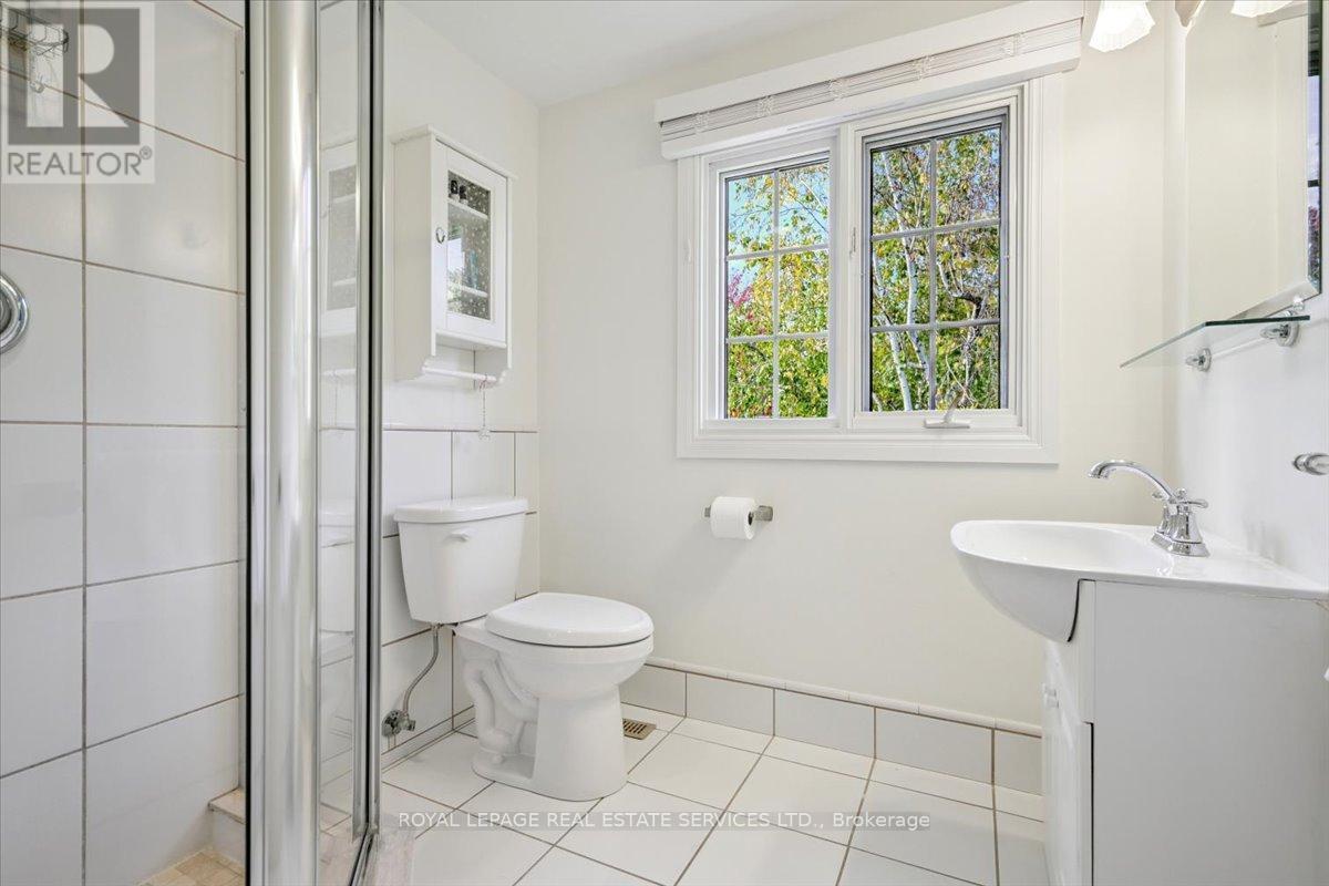 2340 Homelands Drive, Mississauga, ON - Indoor Photo Showing Bathroom