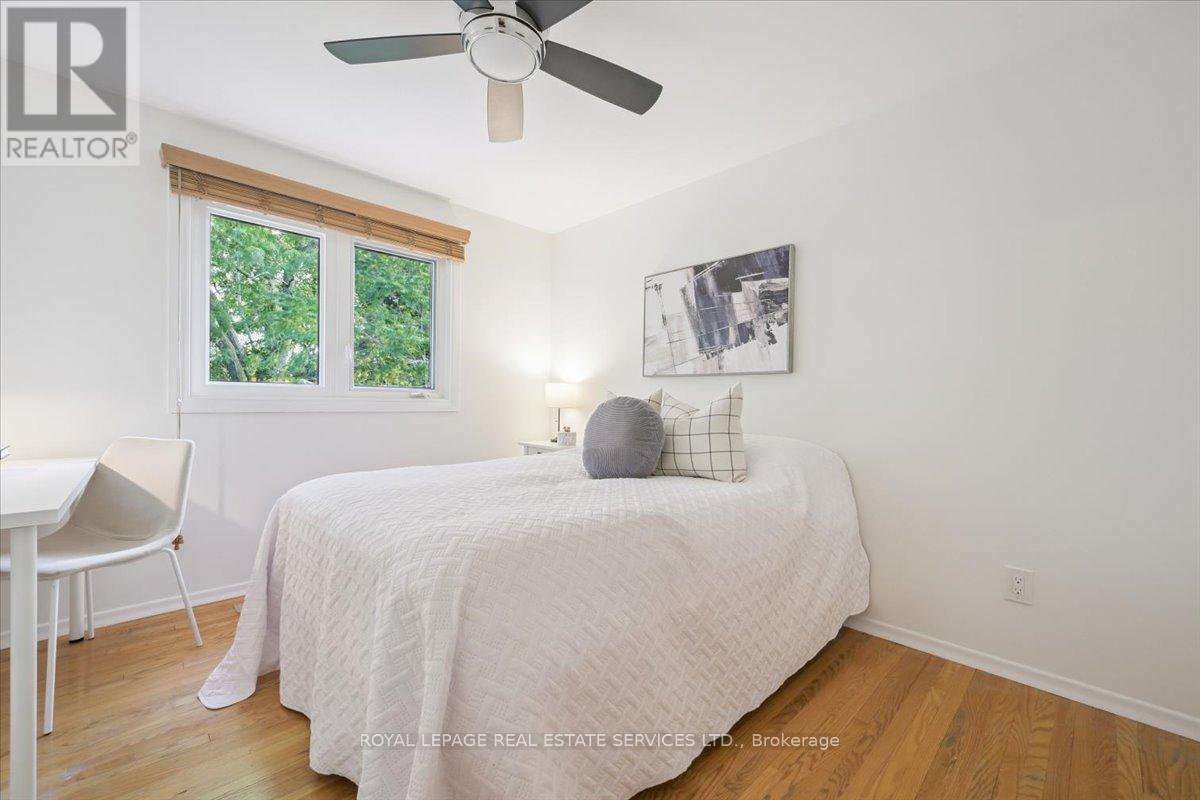2340 Homelands Drive, Mississauga, ON - Indoor Photo Showing Bedroom