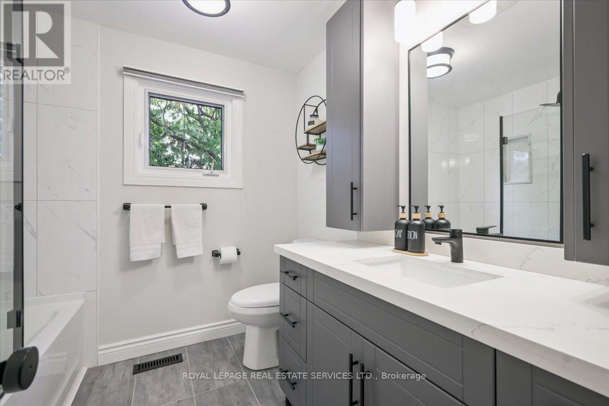 2340 Homelands Drive, Mississauga, ON - Indoor Photo Showing Bathroom