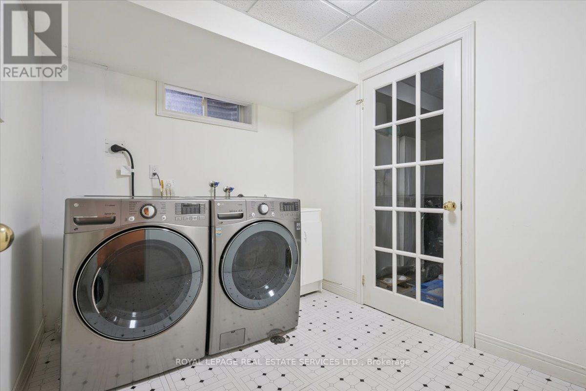 2340 Homelands Drive, Mississauga, ON - Indoor Photo Showing Laundry Room