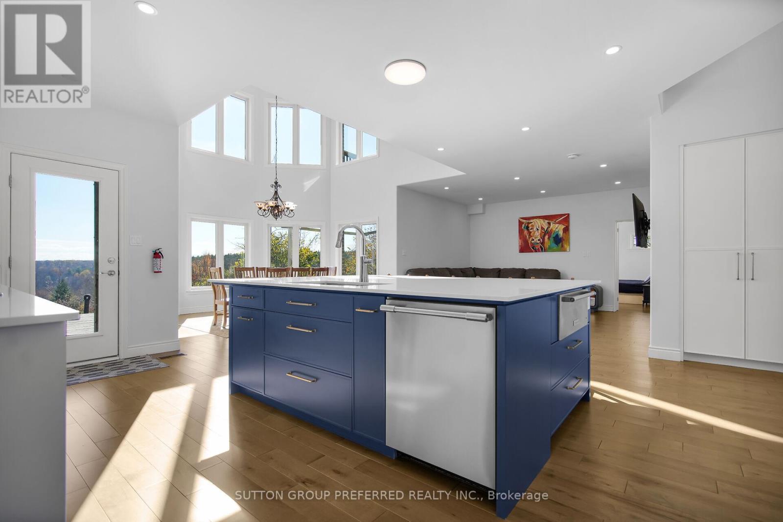 32439 Walnut Line, Dutton/Dunwich, ON - Indoor Photo Showing Kitchen With Upgraded Kitchen