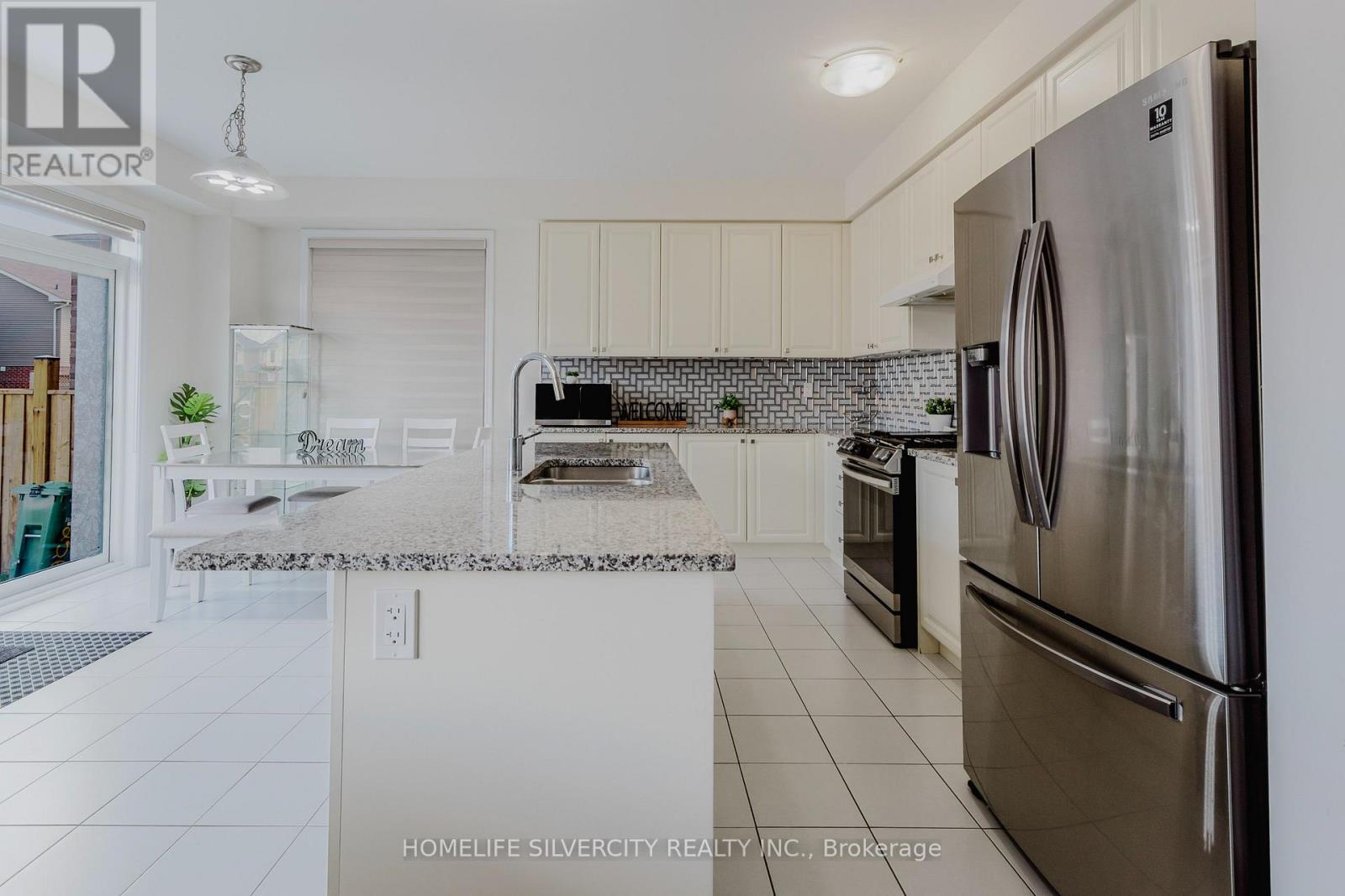 256 Bedrock Drive, Hamilton, ON - Indoor Photo Showing Kitchen With Stainless Steel Kitchen With Double Sink With Upgraded Kitchen