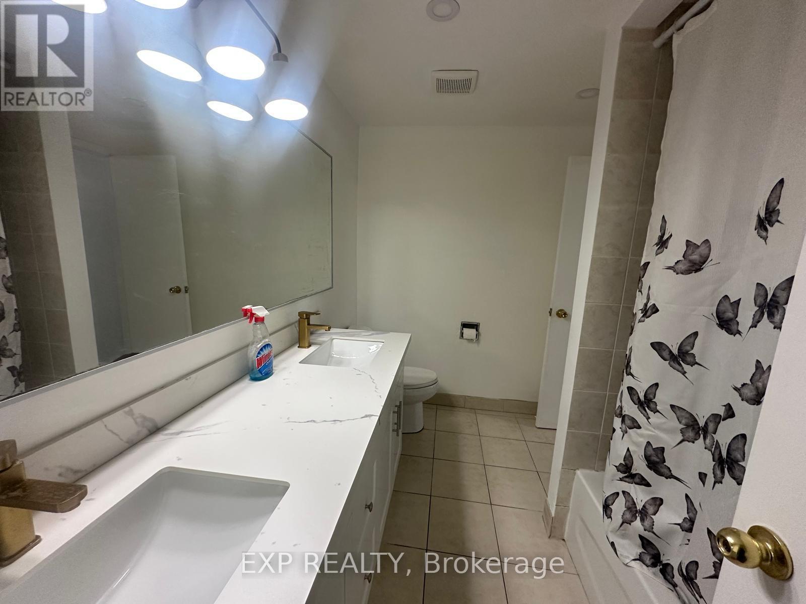 102 Rakewood Crescent, Toronto, ON - Indoor