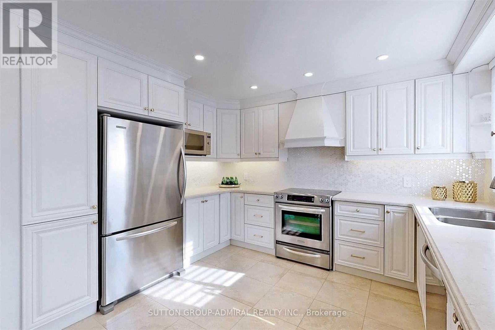 45 Pinewood Drive, Vaughan, ON - Indoor Photo Showing Kitchen With Double Sink With Upgraded Kitchen