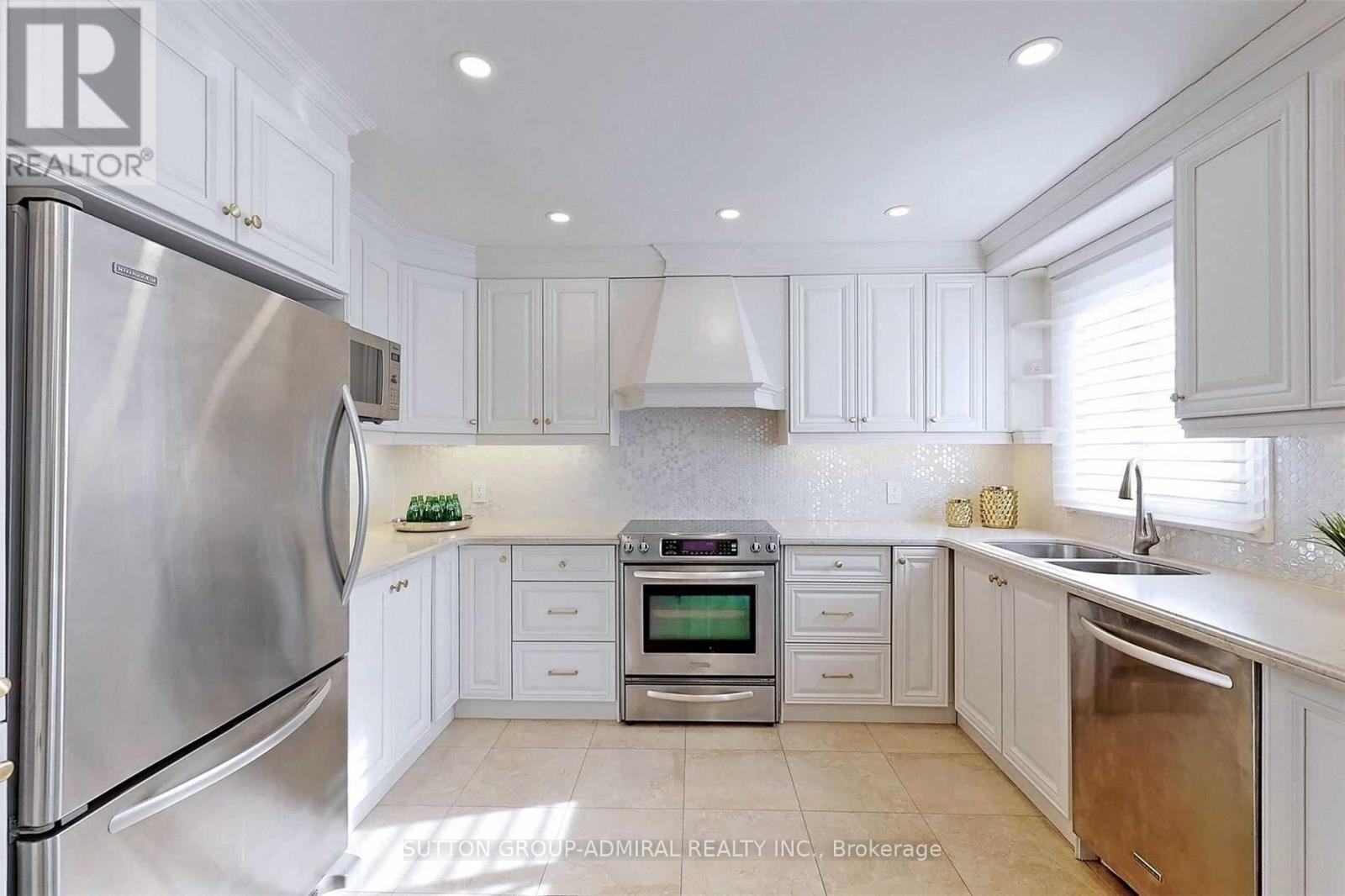 45 Pinewood Drive, Vaughan, ON - Indoor Photo Showing Kitchen With Double Sink With Upgraded Kitchen
