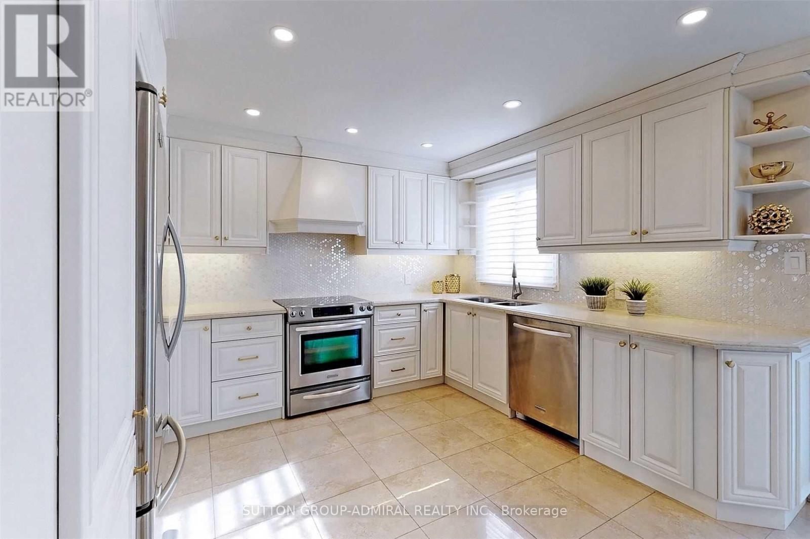 45 Pinewood Drive, Vaughan, ON - Indoor Photo Showing Kitchen With Double Sink With Upgraded Kitchen