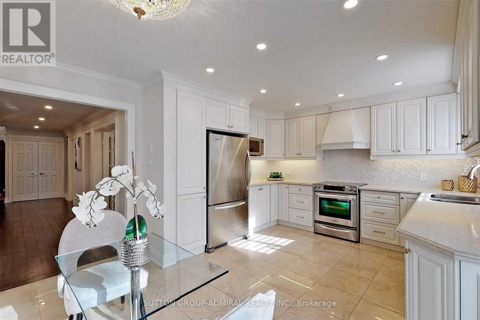 45 Pinewood Drive, Vaughan, ON - Indoor Photo Showing Kitchen With Upgraded Kitchen