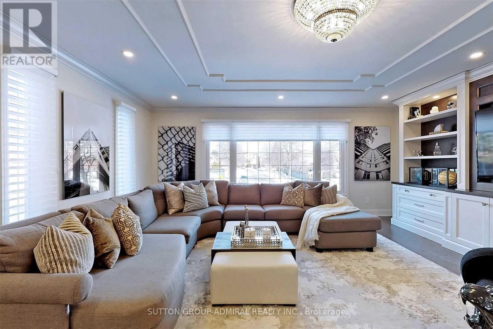 45 Pinewood Drive, Vaughan, ON - Indoor Photo Showing Living Room