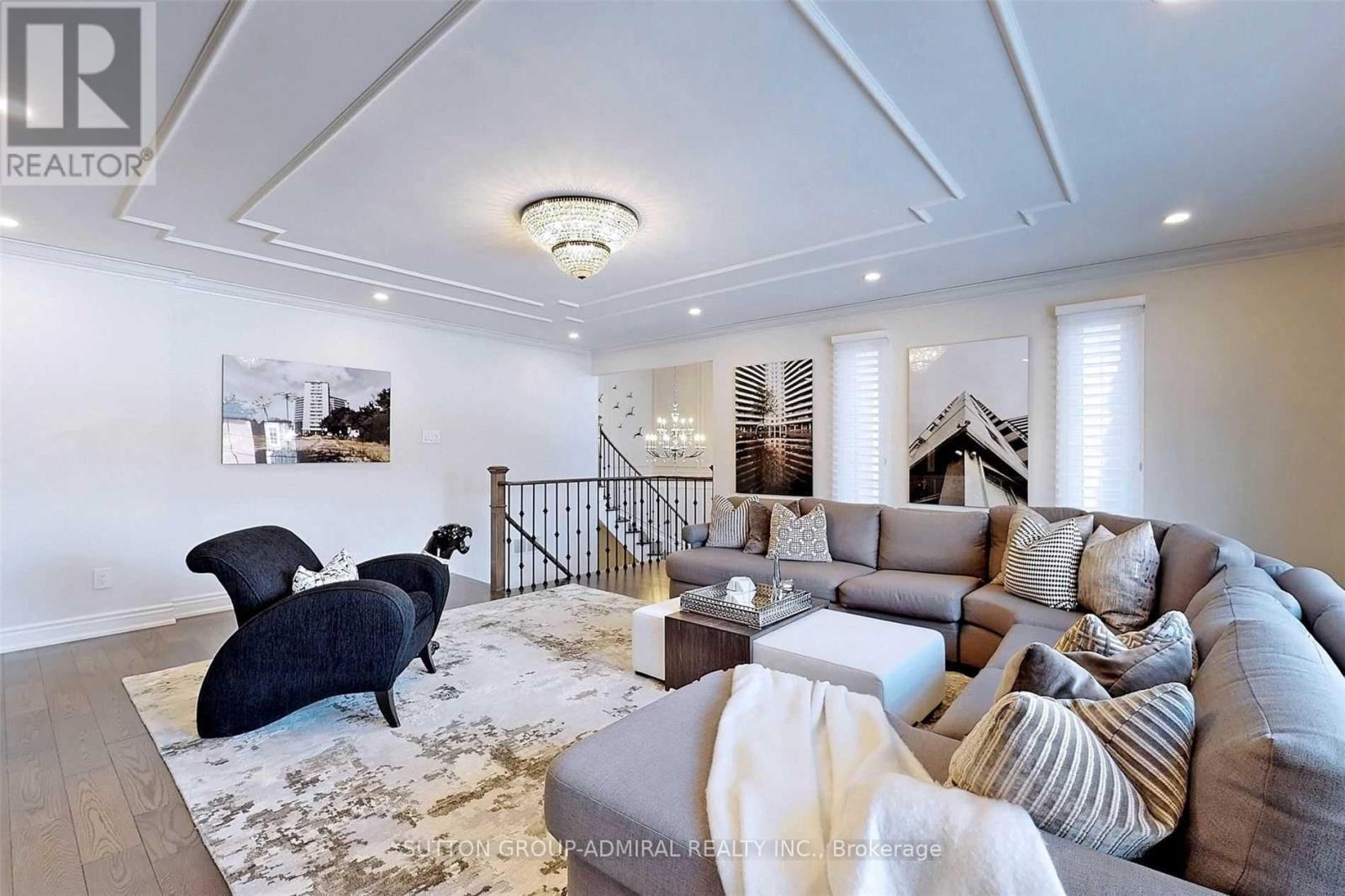 45 Pinewood Drive, Vaughan, ON - Indoor Photo Showing Living Room