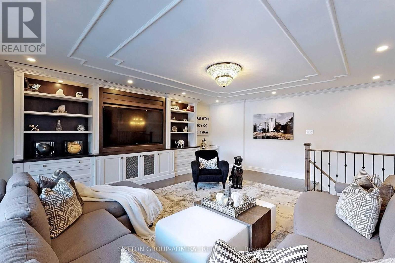 45 Pinewood Drive, Vaughan, ON - Indoor Photo Showing Living Room