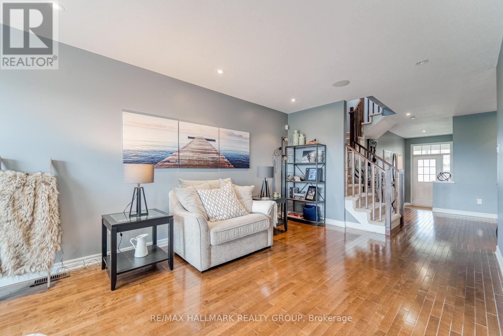228 Eye Bright Crescent, Ottawa, ON - Indoor Photo Showing Living Room
