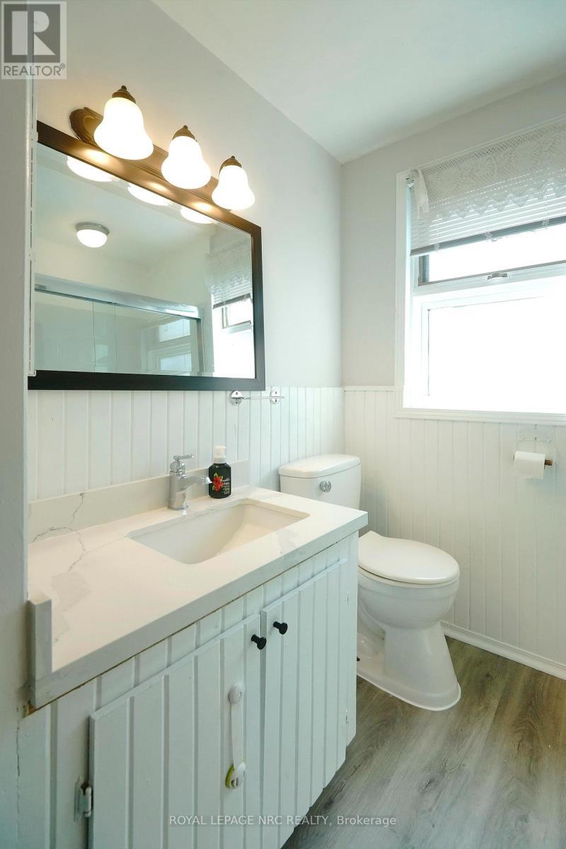 27 Barton Street, St. Catharines (Grapeview), ON - Indoor Photo Showing Bathroom