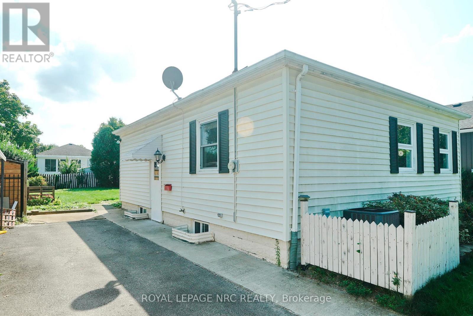 27 Barton Street, St. Catharines (Grapeview), ON - Outdoor