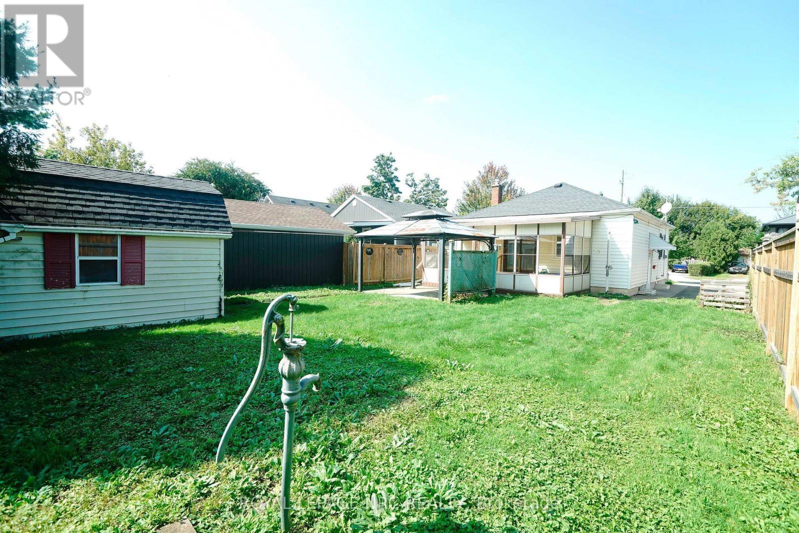 27 Barton Street, St. Catharines (Grapeview), ON - Outdoor