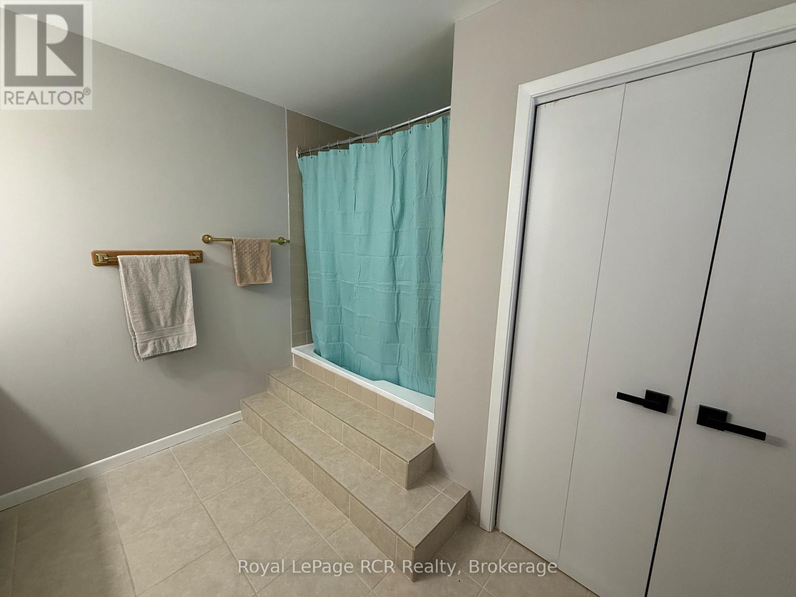 2 - 2 Trafalgar Road, Collingwood, ON - Indoor Photo Showing Bathroom