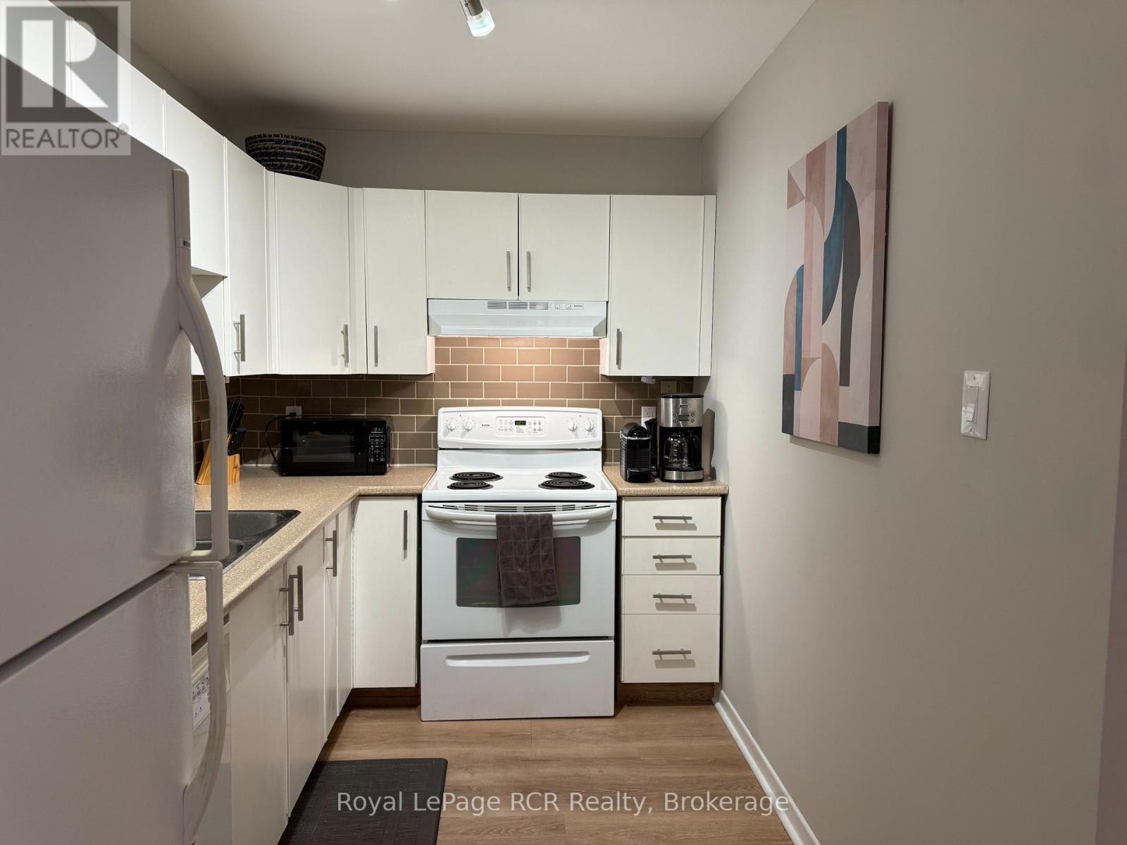 2 - 2 Trafalgar Road, Collingwood, ON - Indoor Photo Showing Kitchen