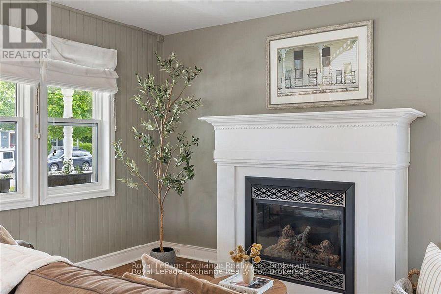40 Grosvenor Street S, Saugeen Shores, ON - Indoor Photo Showing Living Room With Fireplace
