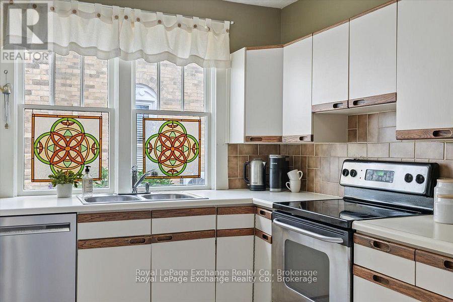 40 Grosvenor Street S, Saugeen Shores, ON - Indoor Photo Showing Kitchen With Double Sink