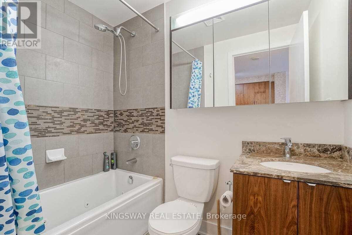 Lph4 - 4099 Brickstone Mews, Mississauga, ON - Indoor Photo Showing Bathroom