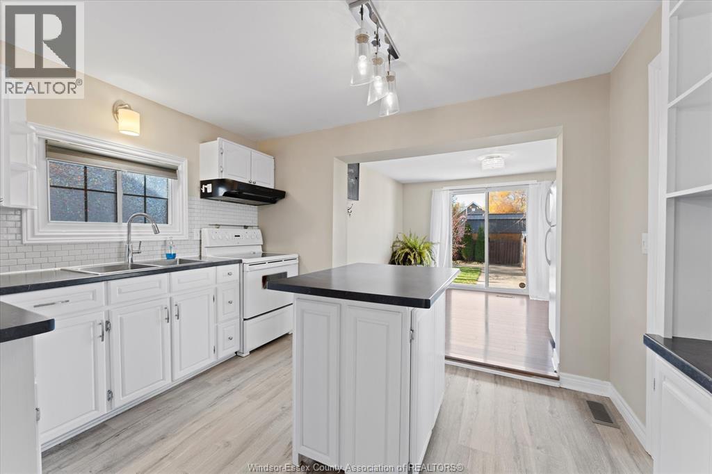 379 Laporte Avenue, Windsor, ON - Indoor Photo Showing Kitchen