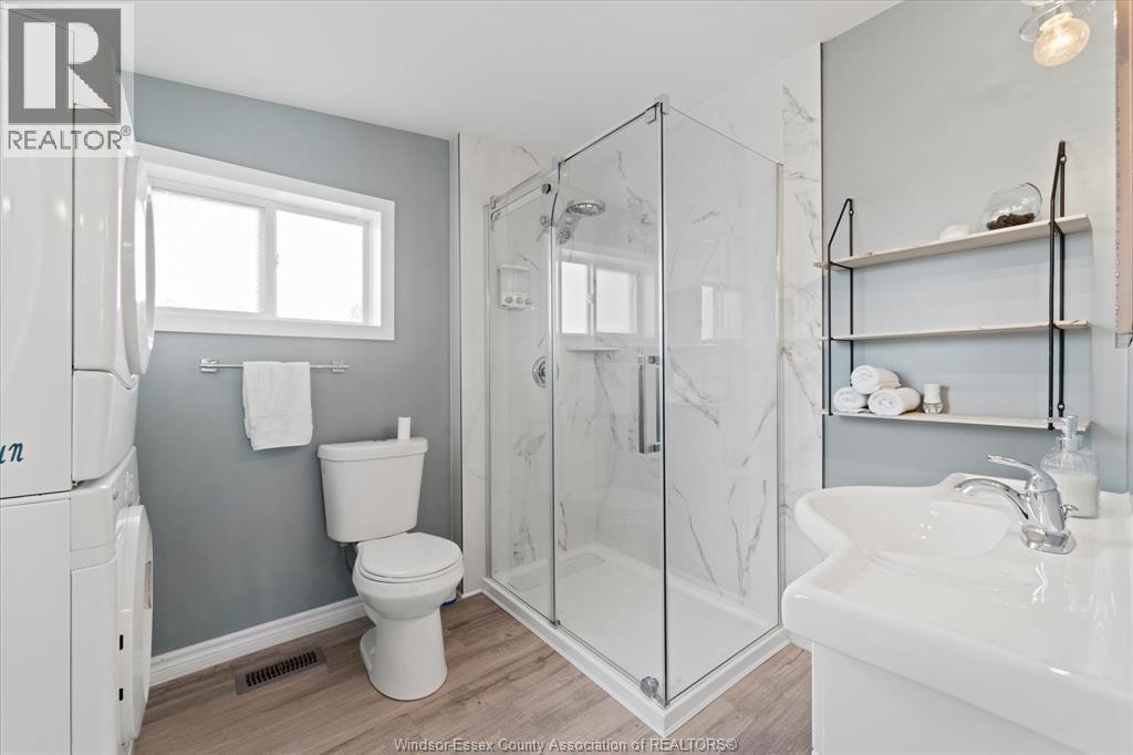 379 Laporte Avenue, Windsor, ON - Indoor Photo Showing Bathroom