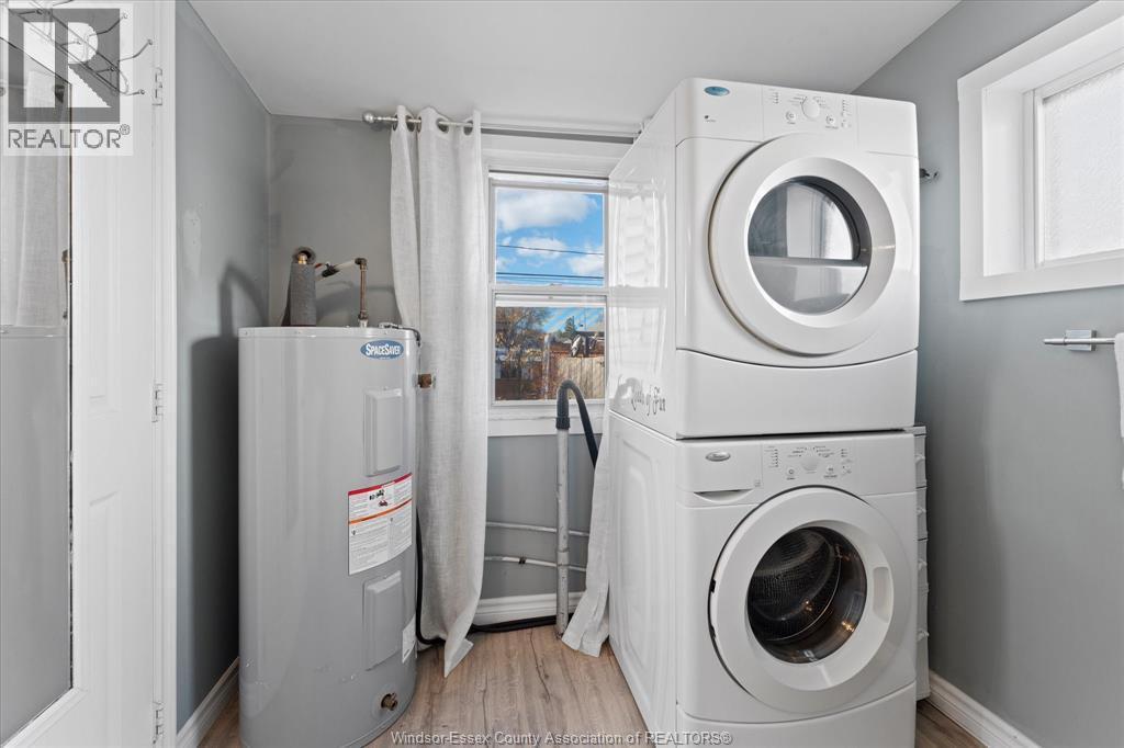 379 Laporte Avenue, Windsor, ON - Indoor Photo Showing Laundry Room