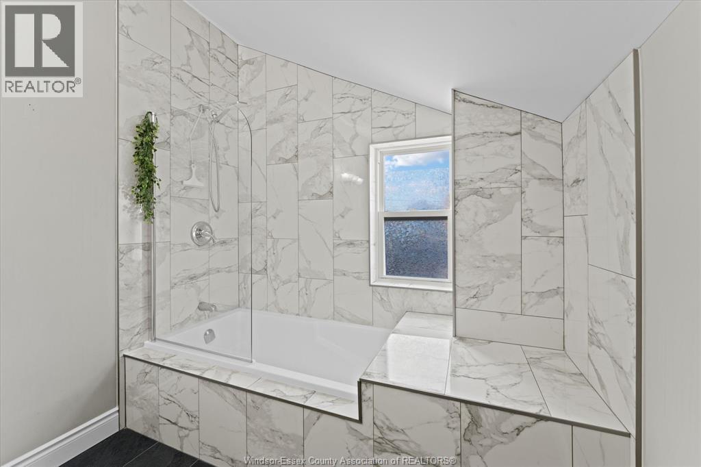 379 Laporte Avenue, Windsor, ON - Indoor Photo Showing Bathroom