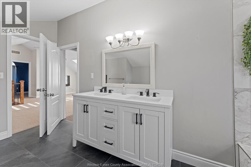 379 Laporte Avenue, Windsor, ON - Indoor Photo Showing Bathroom
