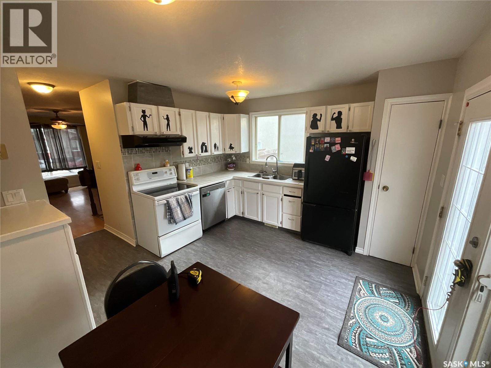 62 Andrews Crescent, Regina, SK - Indoor Photo Showing Kitchen With Double Sink